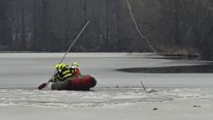 Záchrana dětí, pod kterými se v Žamberku probořil led