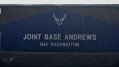 Tady na základně Joint Base Andrews u Washingtonu doprovázejí schránku s ostatky Františka Moravce i jeho potomci z americké části rodiny