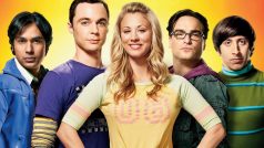 Původní postavy seriálu The Big Bang Theory (Teorie velkého třesku) zleva: Rajesh Koothrappali, Sheldon Cooper, Penny, Leonard Hofstadter a Howard Wolowitz