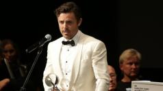 Herec Casey Affleck na 52. ročníku Mezinárodního filmového festivalu v Karlových Varech. Vpravo Jiří Bartoška a Marek Eben.