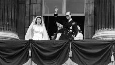 Alžběta II. se svým novomanželem Philipem zdraví davy po svatebním obřadu, 20. listopad 1947