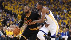 LeBron James z týmu Cleveland Cavaliers a Kevin Durant z týmu Golden State Warriors