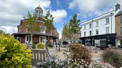 V Poundbury žije asi pět tisíc lidí