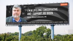 Billboard, na kterém Dave Kitzinger hlásí svou podporu Joe Bidenovi