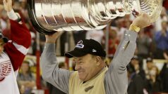 Scotty Bowman slaví v roce 2002 zisk devátého Stanley Cupu v kariéře.