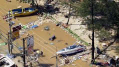 Tsunami v thajském Phuketu vyneslo lodě na souš