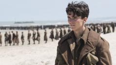 Tommy (Fionn Whitehead) při prvním vstupu na dunkerkskou pláž