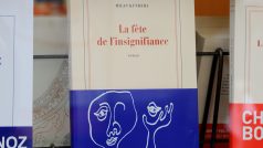 Kniha Milana Kundery ve francouzštině La Fete de l&#039;Insignifiance, tedy Slavnost bezvýznamnosti na archivní fotogarfii z roku 2014