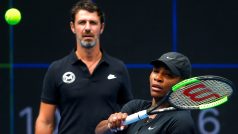 Serena Williamsová pod dohledem trenéra Patricka Mouratogloua