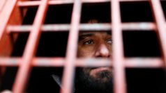 Člen Islámského státu hledí hledí ven z okna věznice