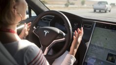 Interiér elektromobilu Tesla umožňuje zapnutí autopilota.