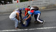 Nepokoje ve Venezuele pokračují. Prezident Maduro viní najaté skupiny a gangy.