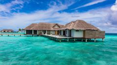 Jeden z luxusních resortů na Maledivách - ilustrační foto