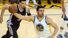 Basketbalista Golden State Zaza Pačulija (vpravo) v utkání se San Antoniem.