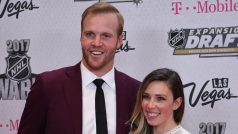 Bryan Bickell se svou manželkou Amandou při slavnostním večeru NHL