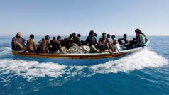 Migranti na lodi poté, co je zachránila pobřežní hlídka u libyjských břehů.