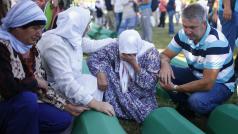 Lidé truchlí v Potočari blízko Srebrenice při bohřbu nově identifikovaných obětí srebrenického masakru