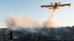 Letadlo hasí lesní požár nedaleko chorvatského Zadaru (archivní foto)