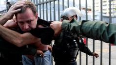 Úder na demonstranty: policisté rozbíjejí protestní stávku proti vládnímu režimu. Caracas, 26/7/2017.