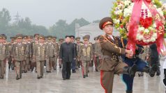 Kim Čong-un u hrobů padlých za korejské války. Navštívil je u příležitosti 64. výročí podepsání příměří, které krvavý konflikt de facto ukončilo. (nedatovaný snímek zveřejněný severokorejskou agenturou KCNA 28. července 2017).