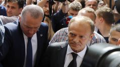 Předseda Evropské rady Donald Tusk ve Varšavě při příchodu na výslech kvůli smolenské letecké katastrofě