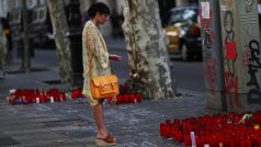 Žena u pomníčku obětem čtvrtečního teroristického útoku na barcelonském bulváru Las Ramblas