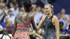 Venus Williamsová a Patra Kvitová si podávají ruce po zápasu na U.S. Open