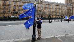 Protestující proti brexitu upravuje vlajky Evropské unie před britským parlamentem