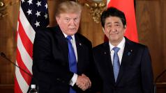 Japonský premiér Abe dal v pondělí před novináři jasně najevo, že tvrdý postoj Trumpa podporuje.