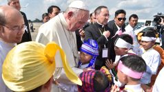 Papež František přiletěl na návštěvu Barmy