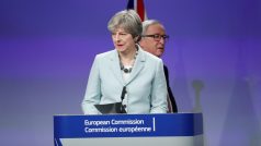 Britská premiérka Theresa Mayová na setkání Evropské komise, v pozadí předseda EK Jean-Claude Juncker.