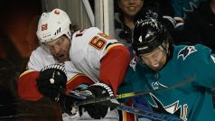 Jaromír Jágr (vlevo) bojuje u hrazení s Brendenem Dillonem ze San José Sharks.