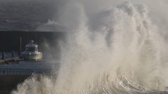 Vysoké vlny u přístavu na západě Francie během bouře Carmen