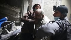 Záchranáři pomáhají zraněnému na předměstí Damašku