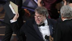 Režisér Guillermo del Toro zkontroloval, jestli letos vyhlásili nejlepší film podle správní obálky