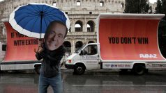 Aktivista s maskou Silvia Berlusconiho pózuje před římským Koloseem (5. března 2018).
