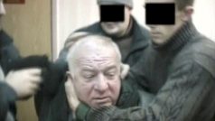 Sergej Skripal, někdejší plukovník ruské vojenské rozvědky GRU, během svého zadržení příslušníky tajných služeb. Záběr pochází z nedatovaného videa, lokace neznámá