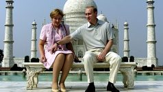 Vladimir Putin s bývalou manželkou Ljudmilou před indickým Taj Mahalem v říjnu 2000. S Ljudmilou Škrebněvovou se Putin oženil v létě 1983. Páru se narodily dvě dcery – Máša a Káťa. V roce 2013 se manželství oficiálně rozpadlo.