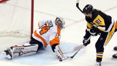 Český gólman Petr Mrázek a útočník Pittsburghu Phil Kessel v prvním kole play off NHL.