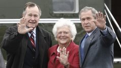 Bývalí američtí prezidenti George H. W. Bush a George W. Bush, mezi nimi bývalá první dáma USA Barbara Bushová na snímku z roku 2007.