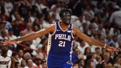 Joel Embiid musí kvůli zlomenině hrát s obličejovou maskou