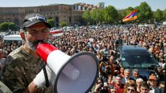 Opoziční lídr Nikol Pašinjan na demonstraci v Jerevanu
