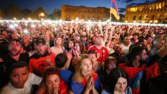 Večer 1. května se v centru Jerevanu sešlo na 150 tisíc demonstrantů.