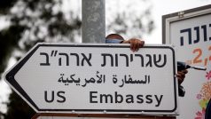 Instalace cedule navigující k ambasádě USA v Jeruzalémě