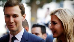 Jared Kushner (vlevo) s manželkou Ivankou Trumpovou