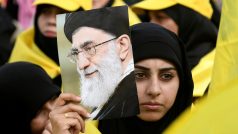 Žena s portrétem nejvyššího íránského duchovního vůdce ajatolláha Alího Chameneího