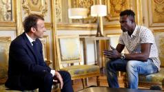 Francouzský prezident Emmanuel Macron a imigrant Mamoudou Gassama, který zachránil dítě, při společném setkání