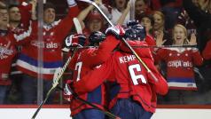 Washington Capitals slaví gól do sítě Las Vegas Golden Knights.