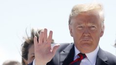 Prezident USA Donaldt Trump při příletu na summit G7