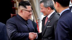 Kim Čong-un si v Singapuru podává ruku s tamním ministrem zahraničí Vivianem Balakrishnanem